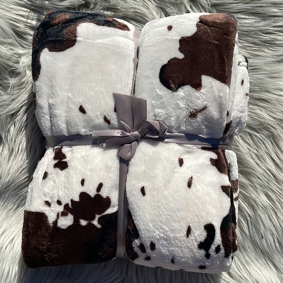 Brand New Throw size Flannel blanket, cow print(50*60) - Picture 3 of 3